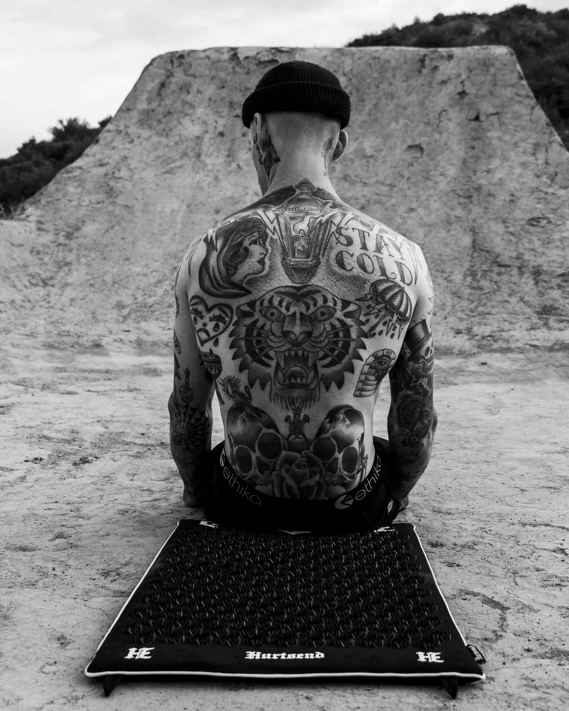 keith showing his back after laying on the acupressure mat deathmat by hurtsend with the increased blood circulation for relaxation
